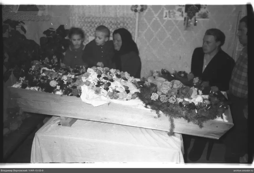 Похоронный гроб с цветами и венками