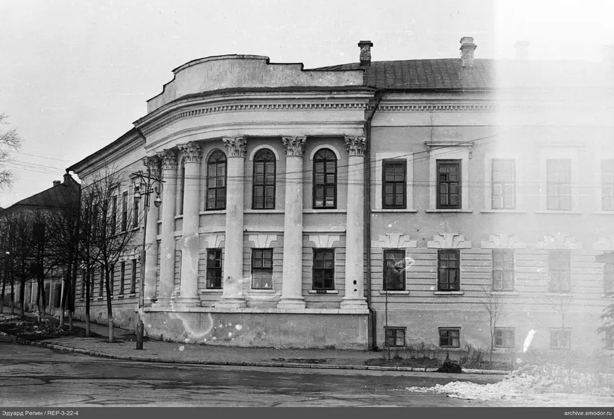 Zweistöckiges Gebäude mit Säulen und Schnee