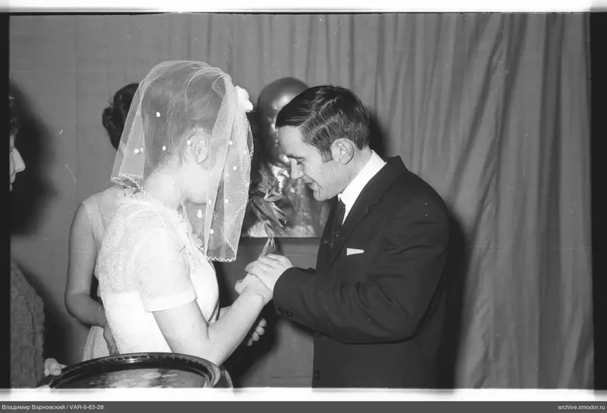 Mann und Frau in Hochzeitskleidung