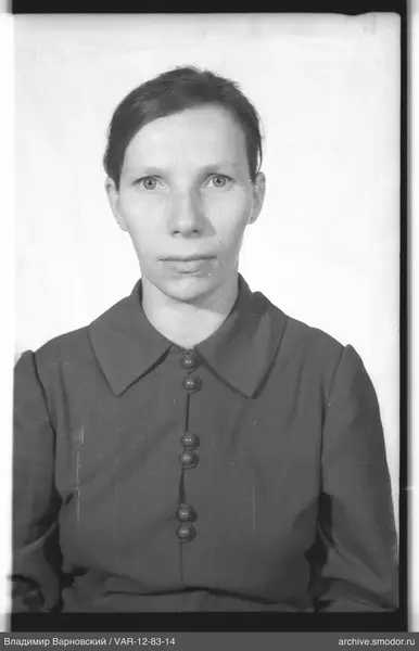 Porträt einer Frau in dunklem Kleid