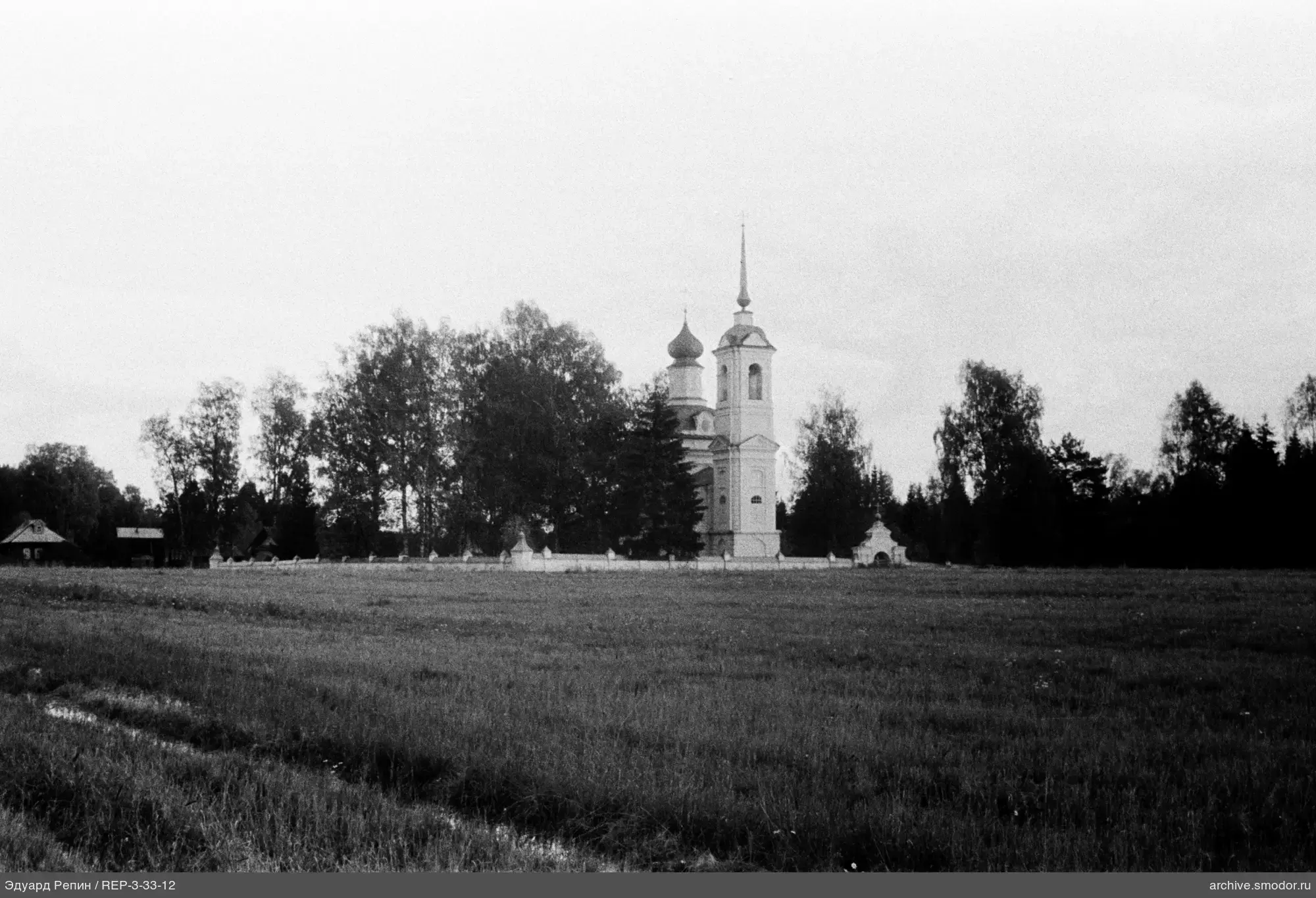 Каменная церковь с двумя башнями