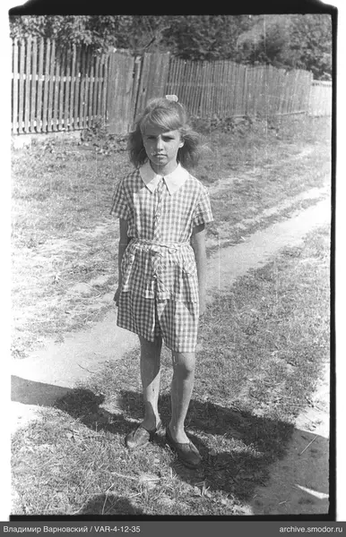 Mädchen in kleinem Kleid in der Natur