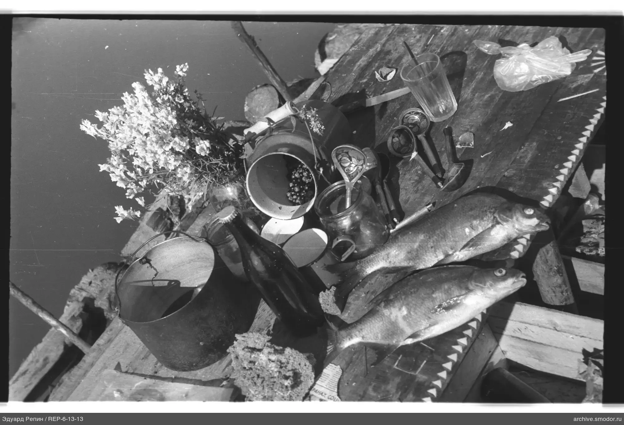 Fische und Gegenstände auf einem Holztisch