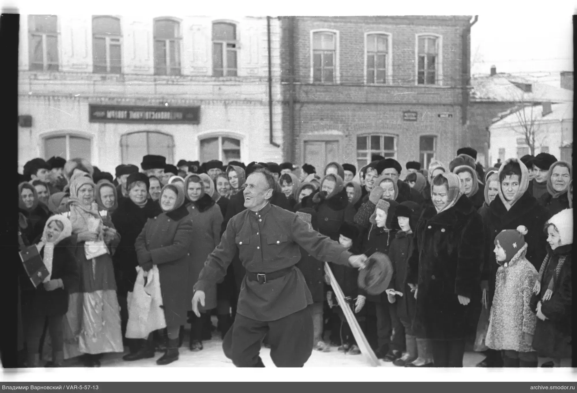 Мужчина в военной форме на снегу