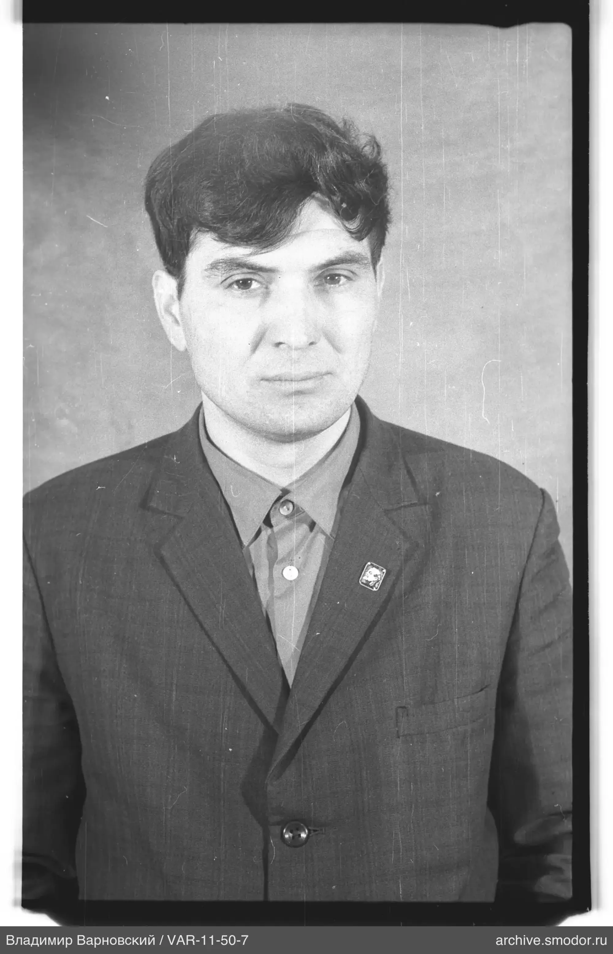 Портрет мужчины в пиджаке с значком