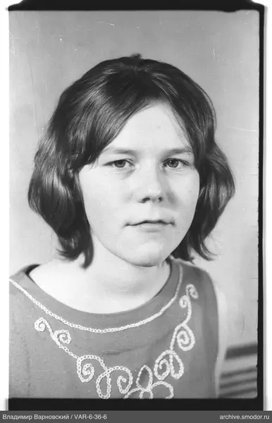 Porträt einer Frau in hellem Pullover