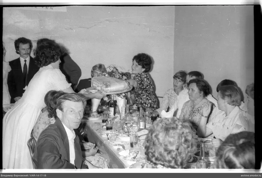 Übergabe von Brot bei Festtafel