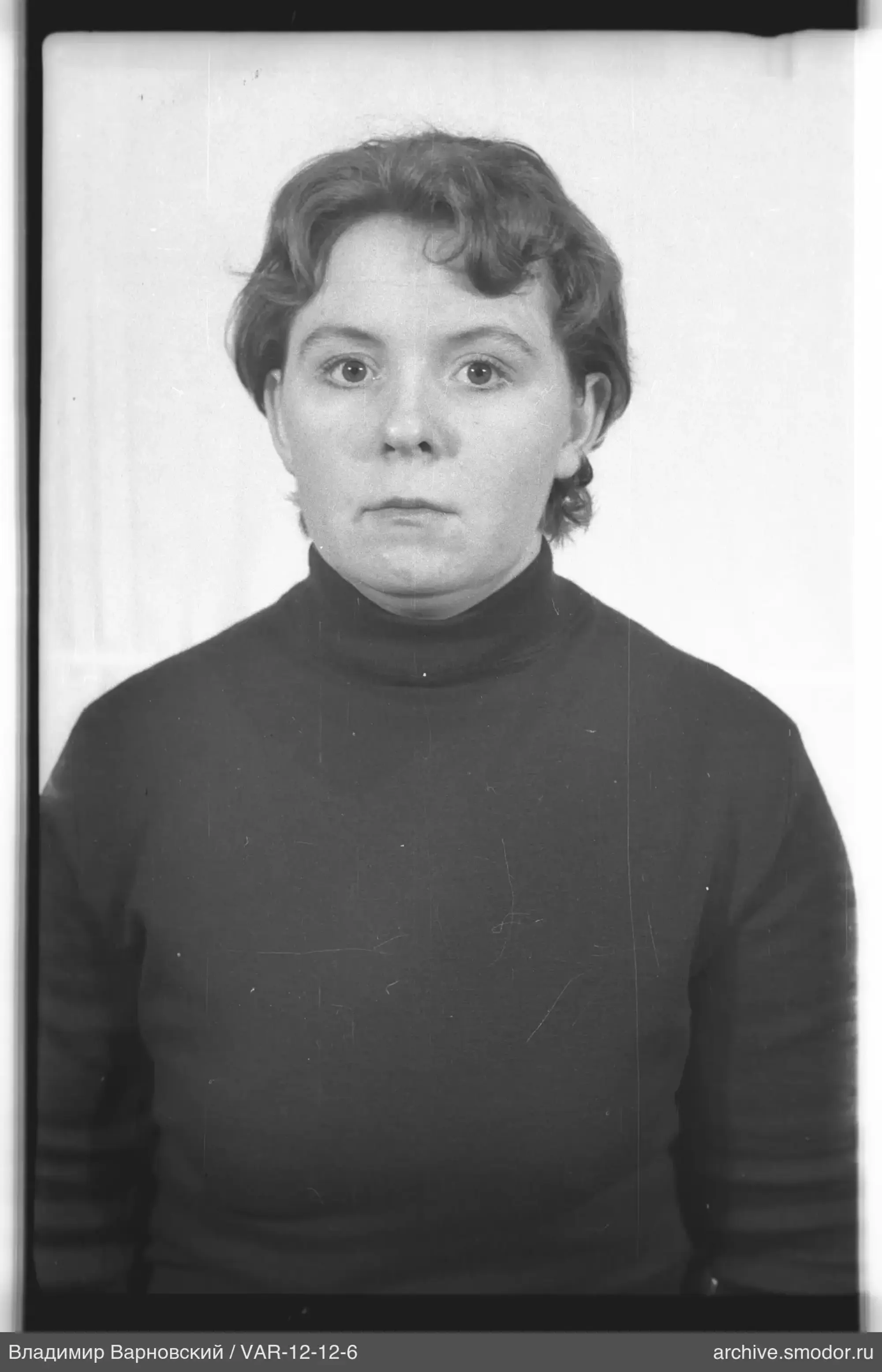 Porträt einer Frau in dunklem Pullover