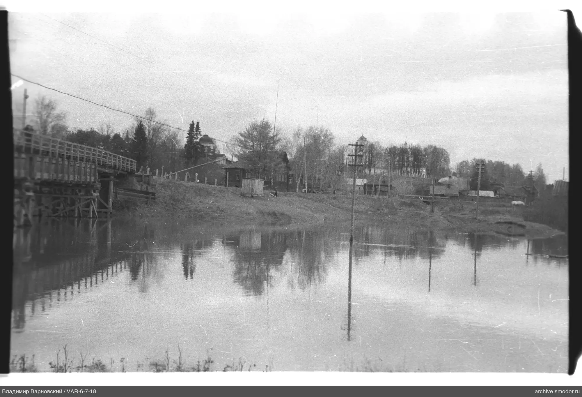 Fluss mit Brücke und Kirchtürmen