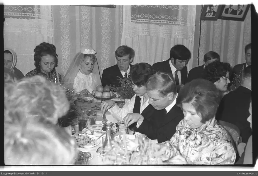 Групповой снимок за столом