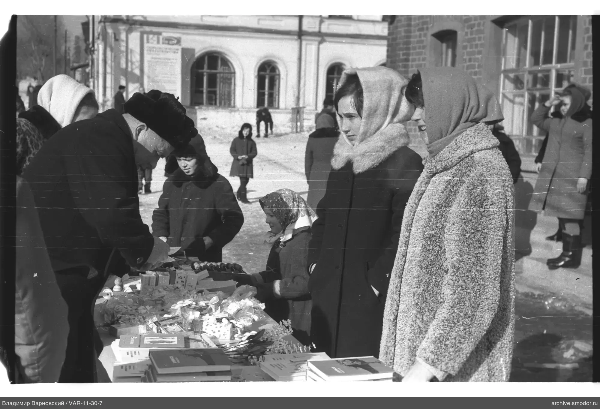 Mann und Frauen am Straßentisch