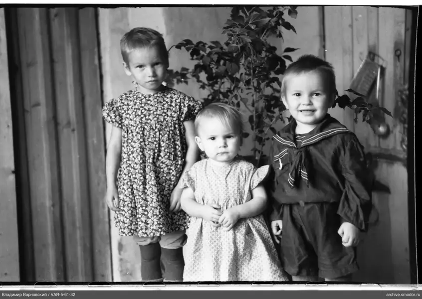 Gruppenporträt von drei Kindern
