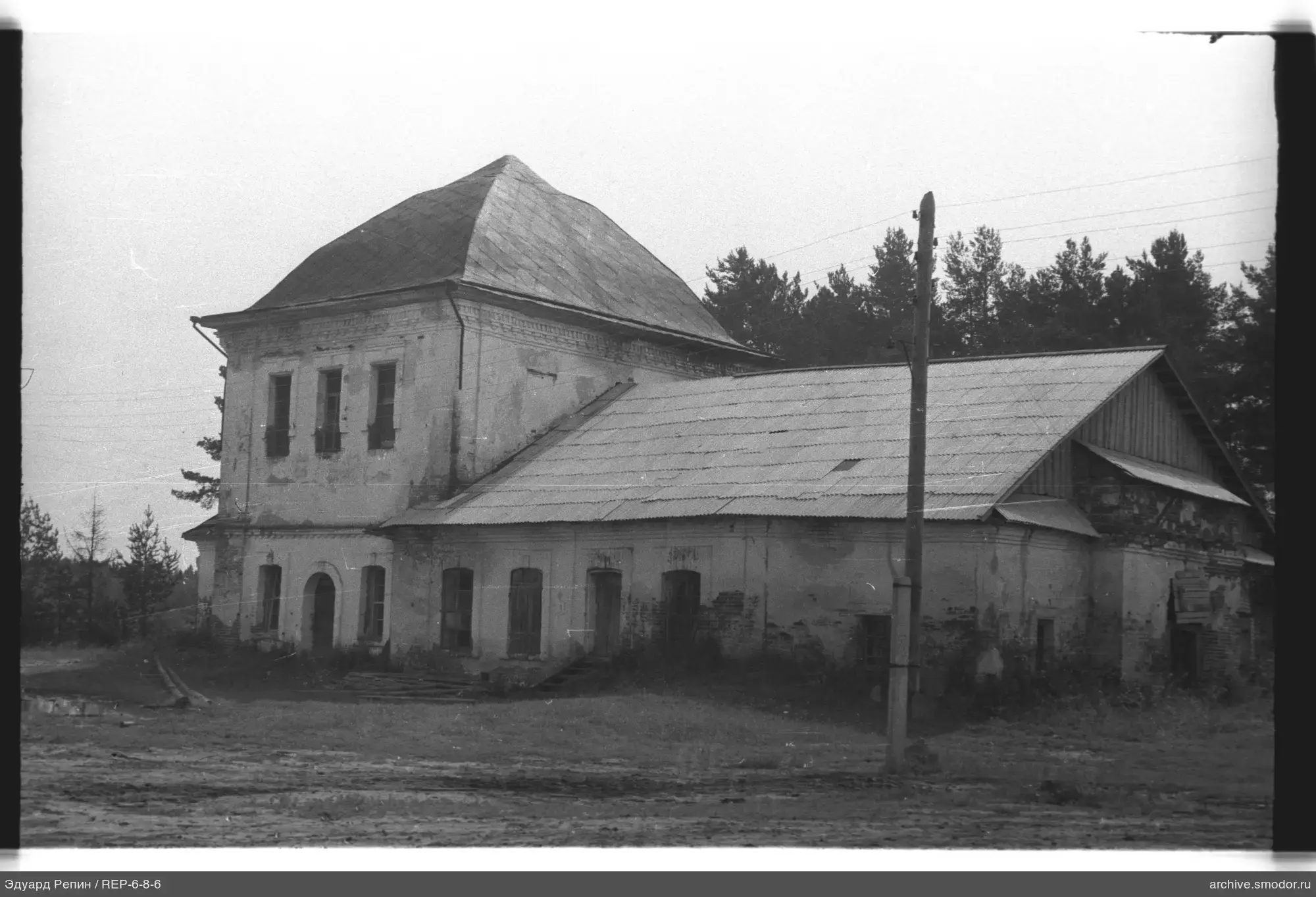Zweistöckiges Gebäude mit Zeltdach
