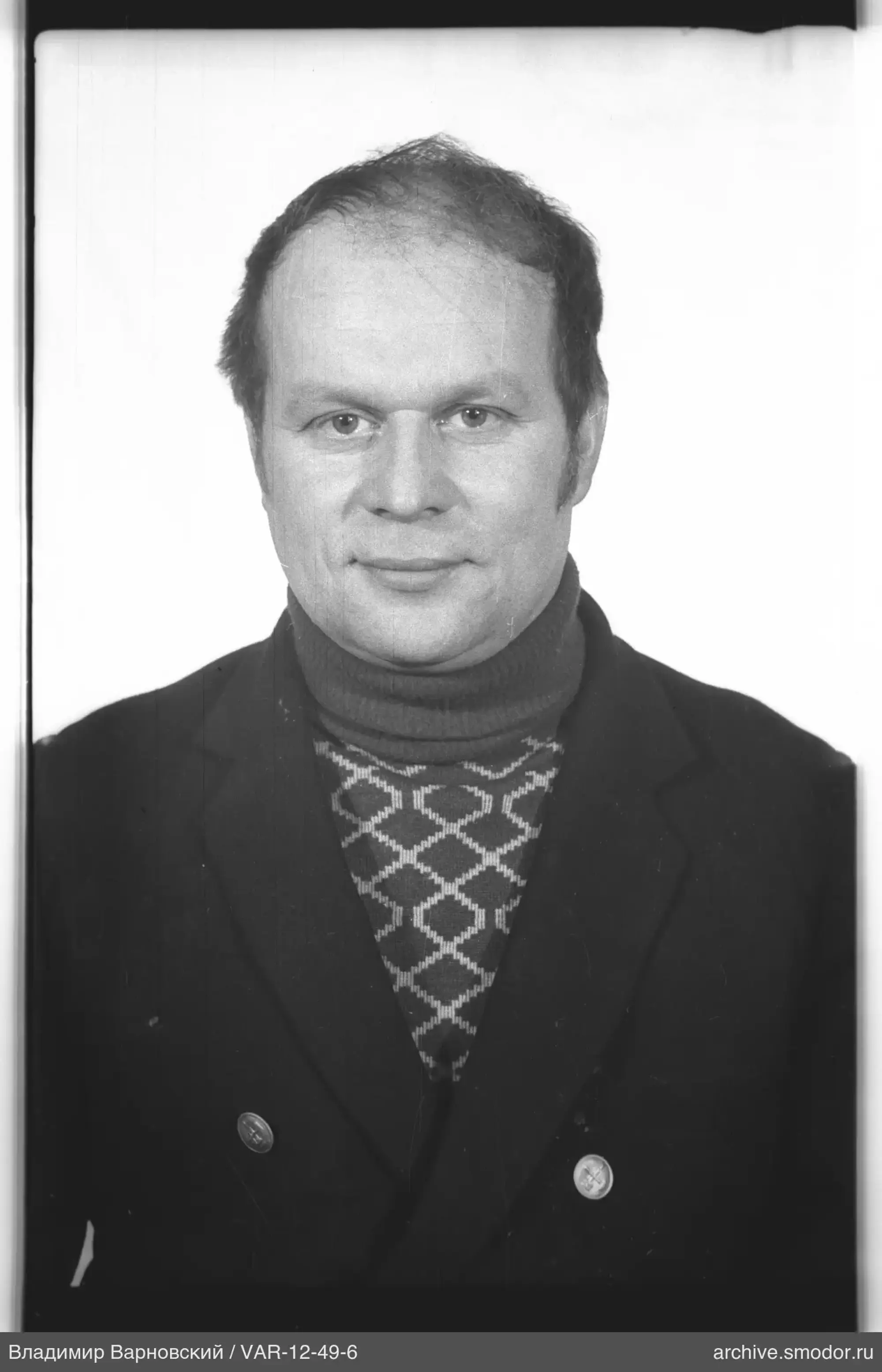 Портрет мужчины в темном пиджаке