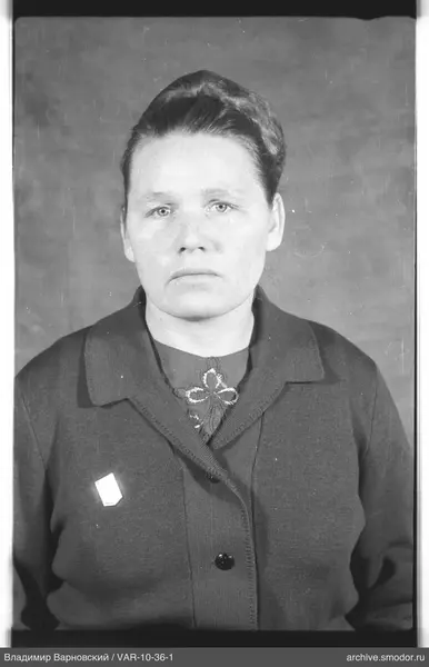 Портрет женщины в тёмном кардигане