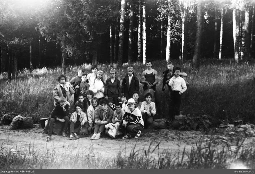 Gruppe von Kindern und Jugendlichen in der Natur