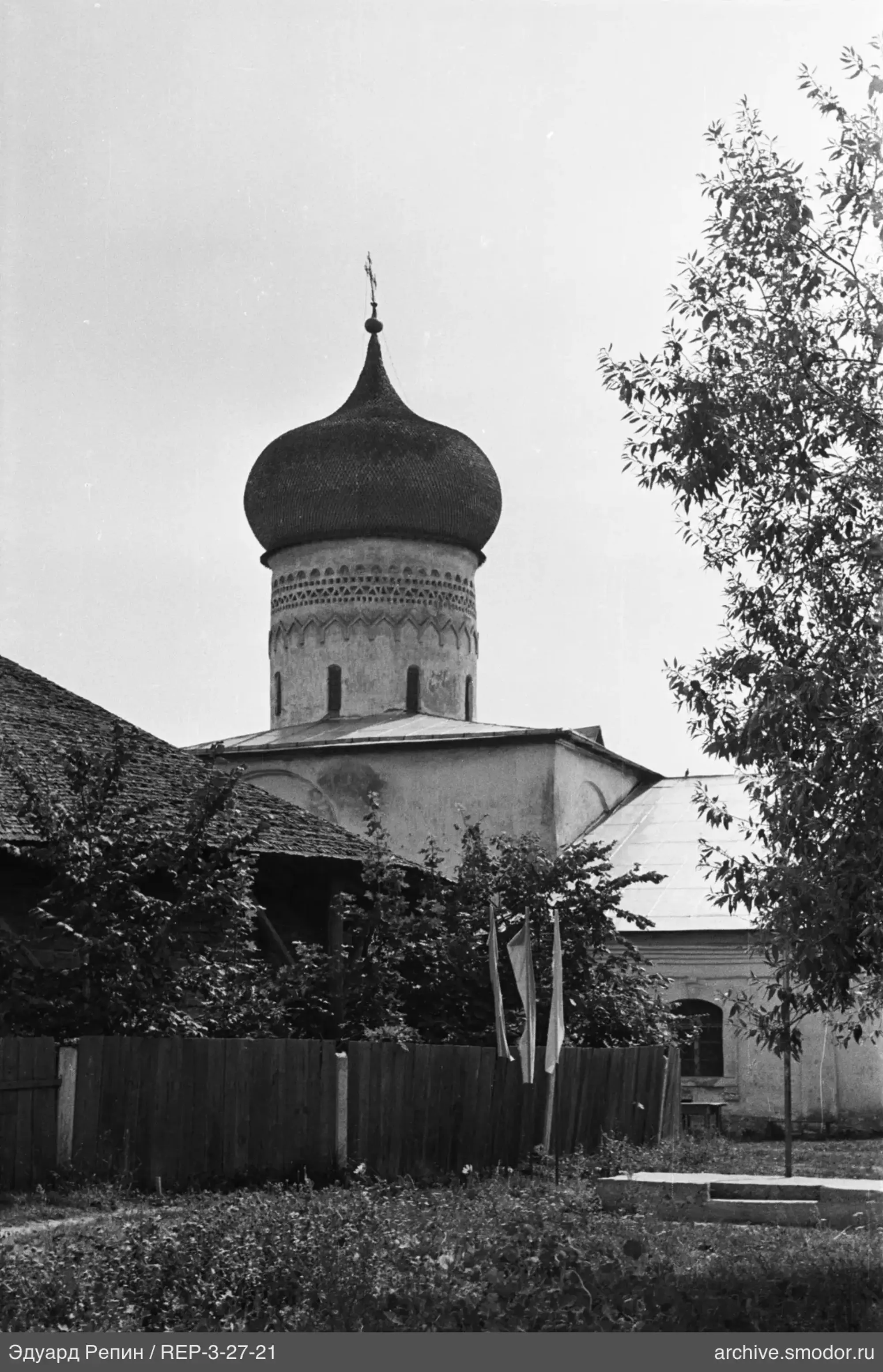 Церковная башня с крестом и орнаментом
