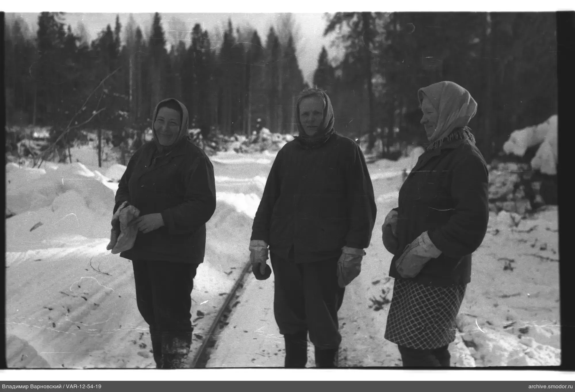 Gruppenporträt von Frauen auf verschneiter Straße
