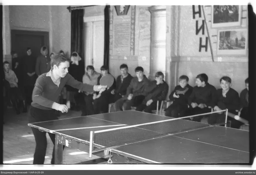Junger Mann spielt Tischtennis