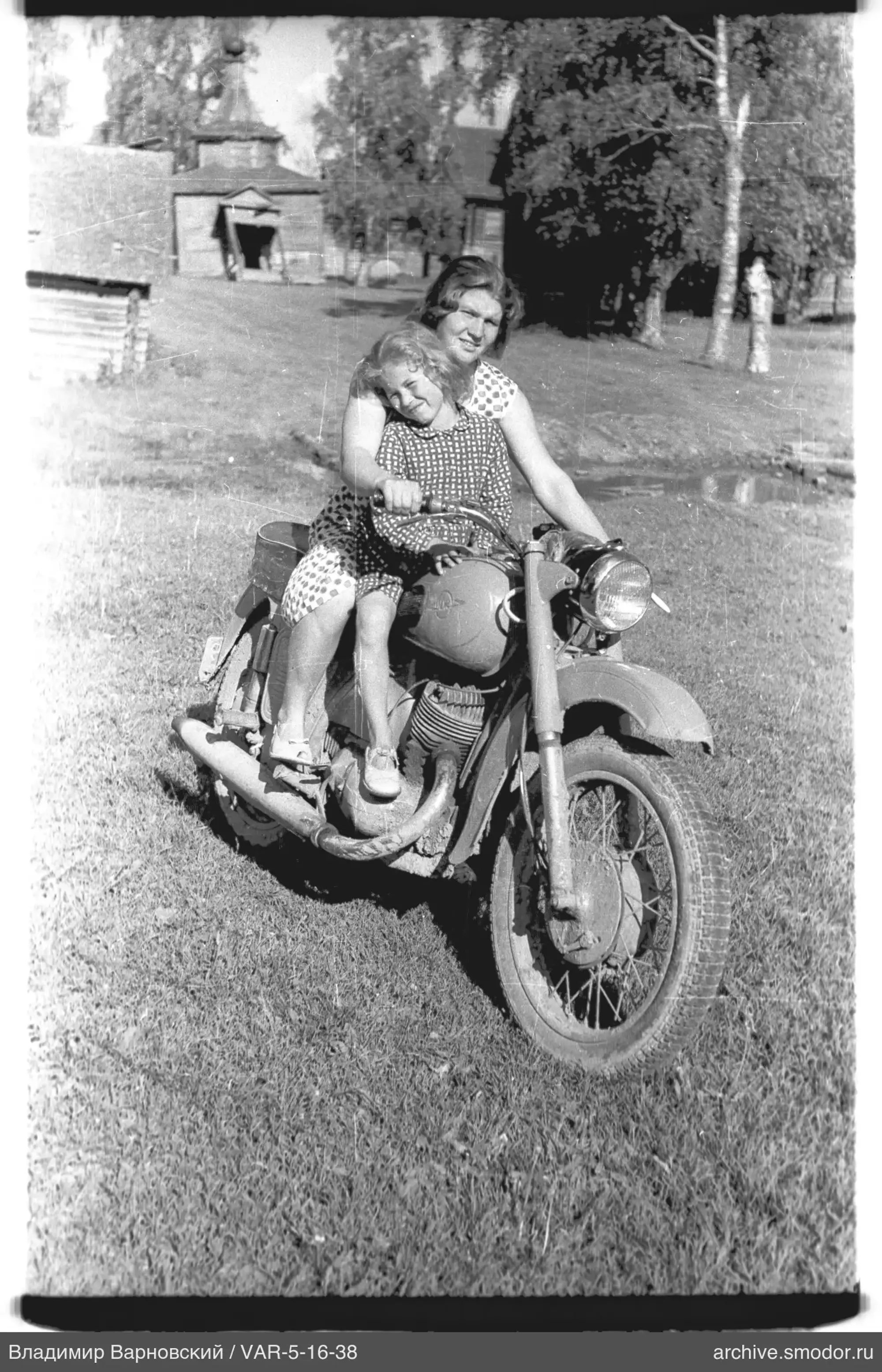 Frau und Mädchen auf einem Motorrad