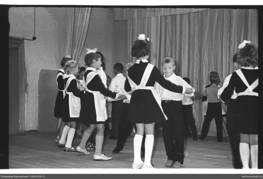 Kinder im Kreis im Saal