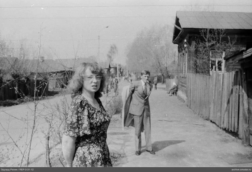 Женщина и мужчина на тротуаре