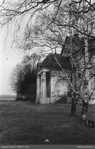 Steingebäude mit Säulen und Kuppel