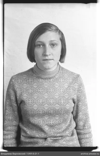 Porträt einer Frau im gemusterten Pullover