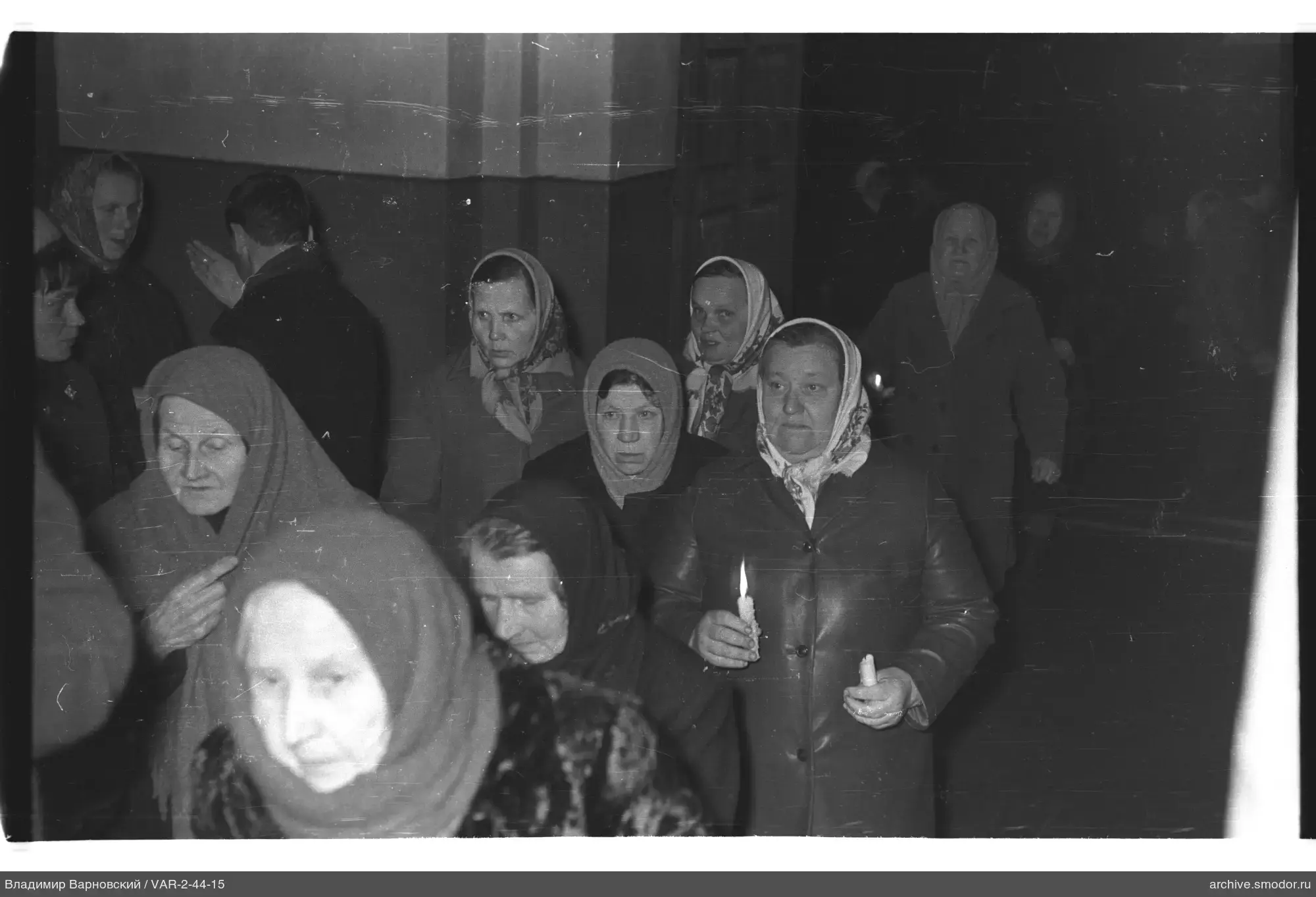 Групповой снимок женщин с свечами