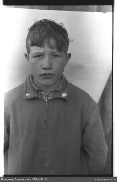 Porträt eines Jungen in heller Hemd und Pullover