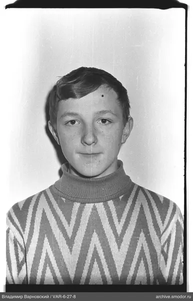 Jugendlicher mit Zickzack-Musterpullover