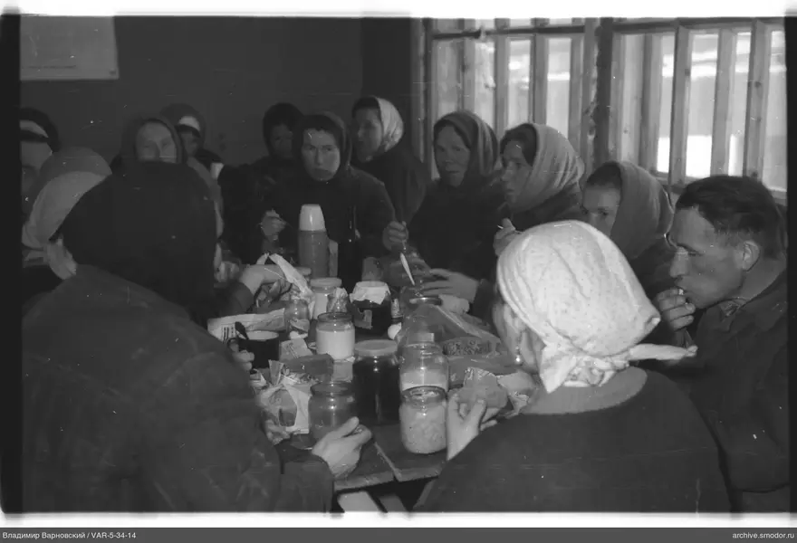 Gruppe am Tisch mit Lebensmitteln und Brot