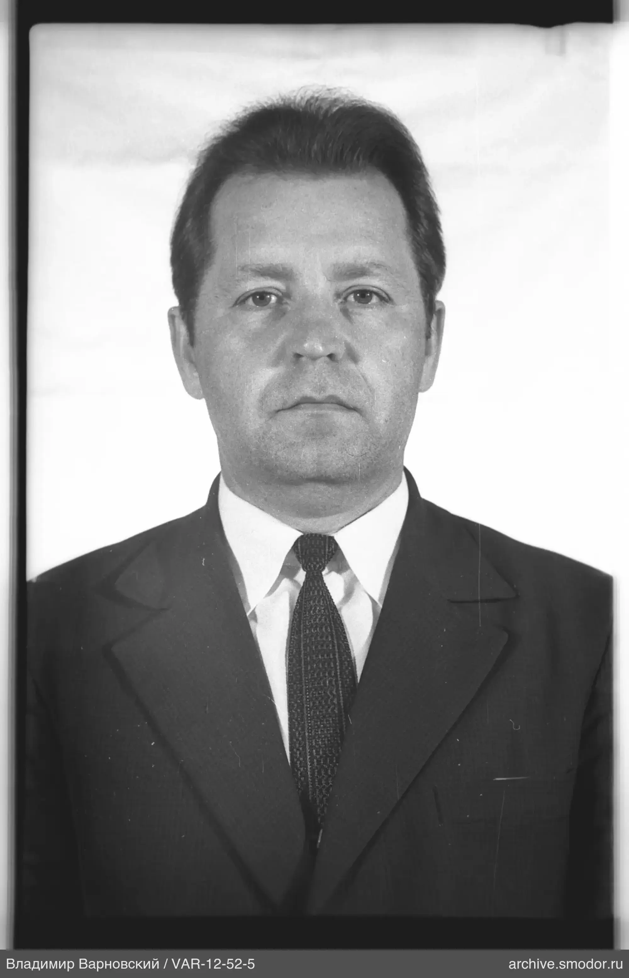 Портрет мужчины в деловом костюме