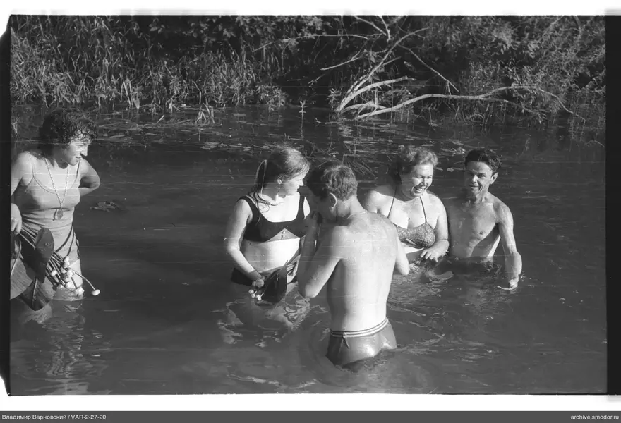 Fünf Personen im Wasser