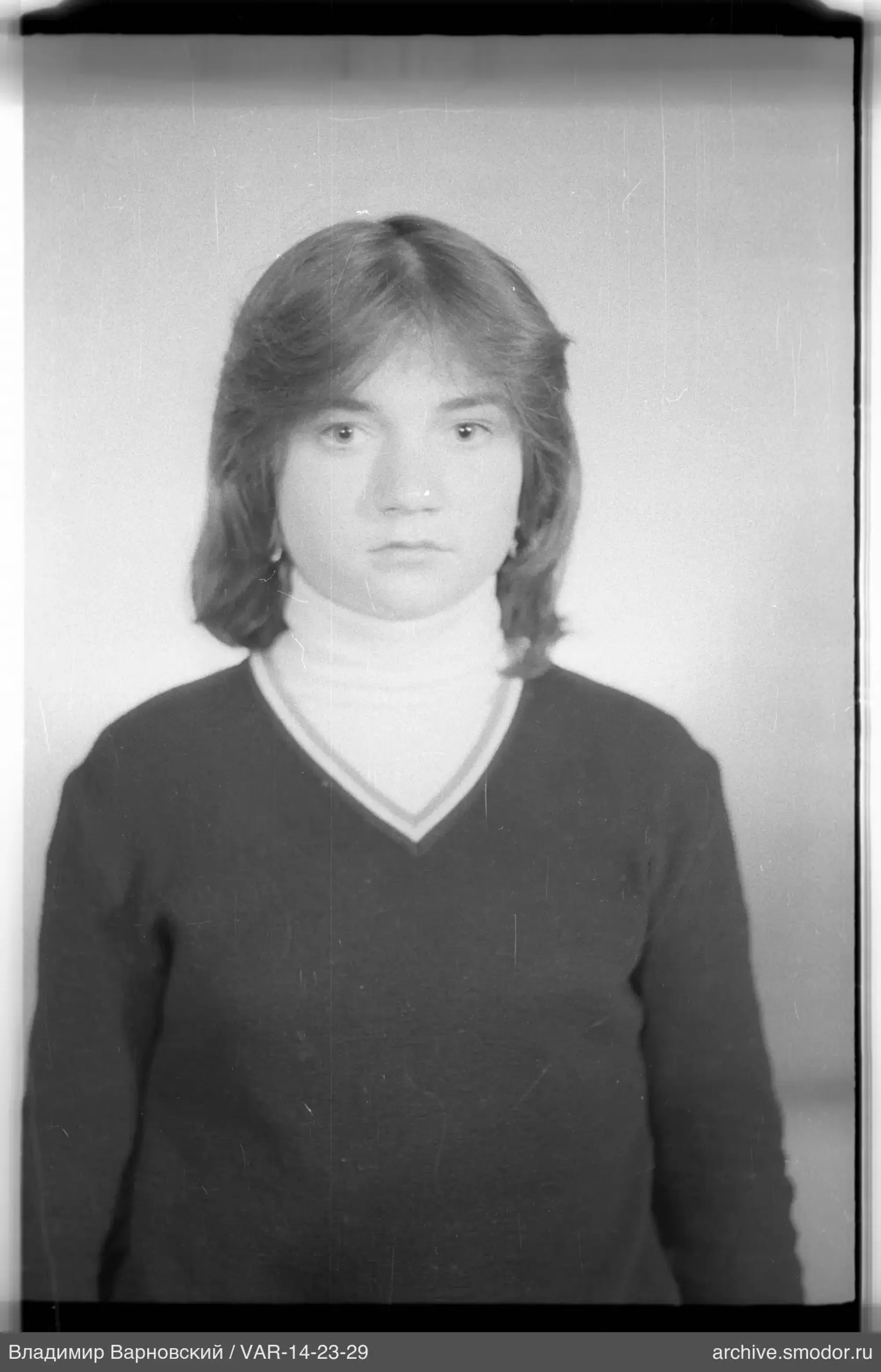 Porträt einer Frau in hellem Rollkragenpullover