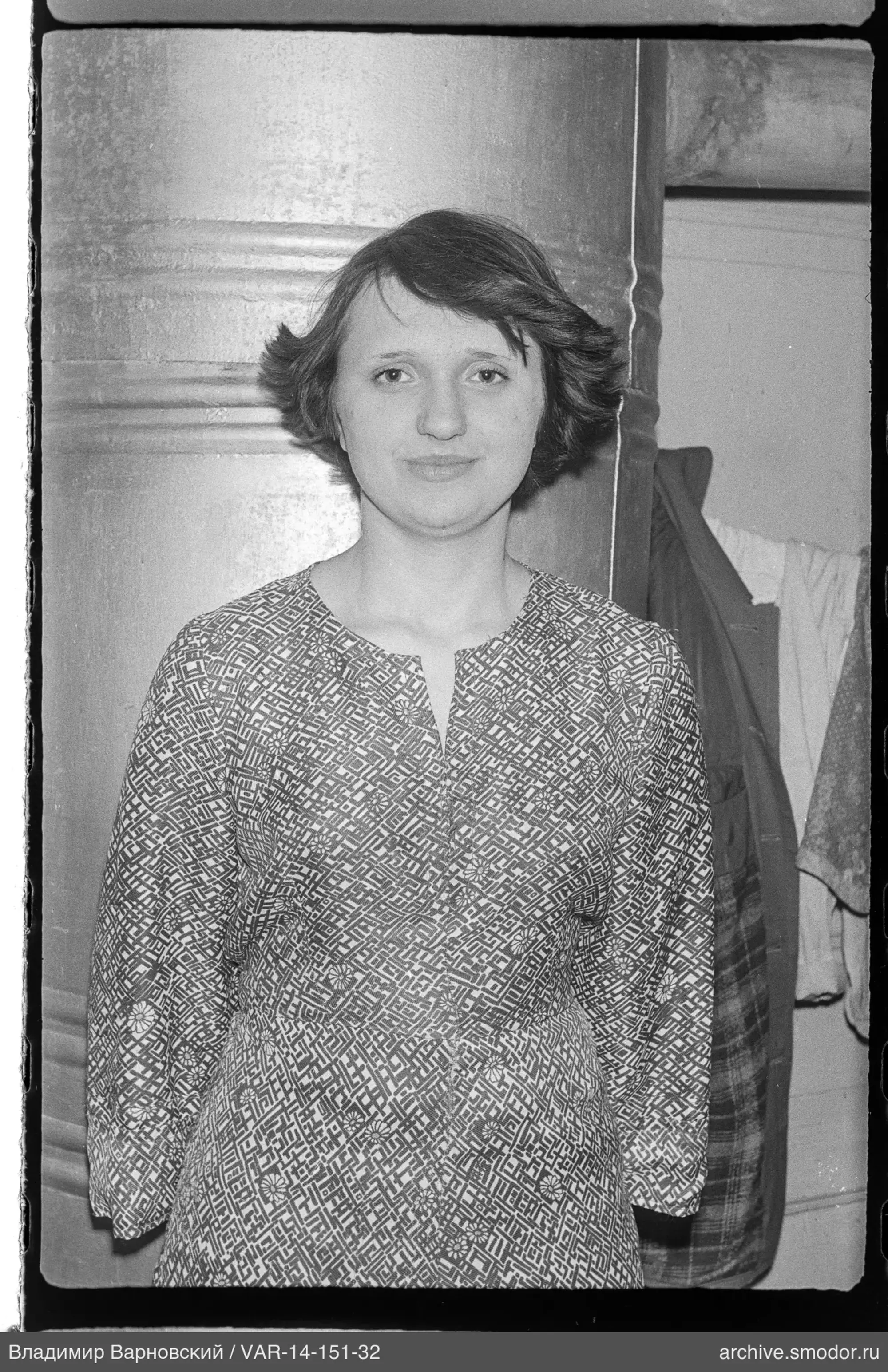 Porträt einer Frau in einem Musterkleid