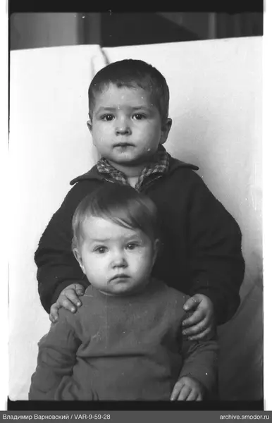 Porträt von zwei Kindern
