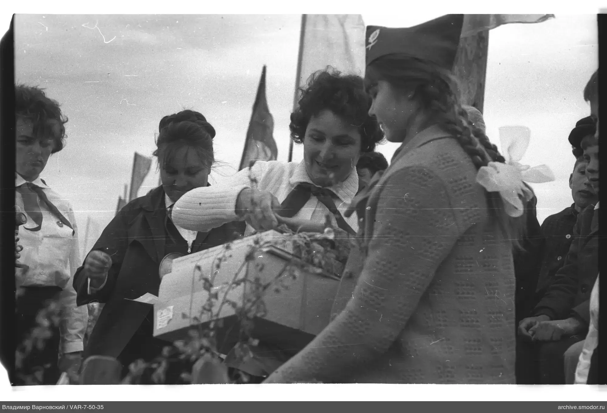 Gruppe von Mädchen und Frauen auf der Straße