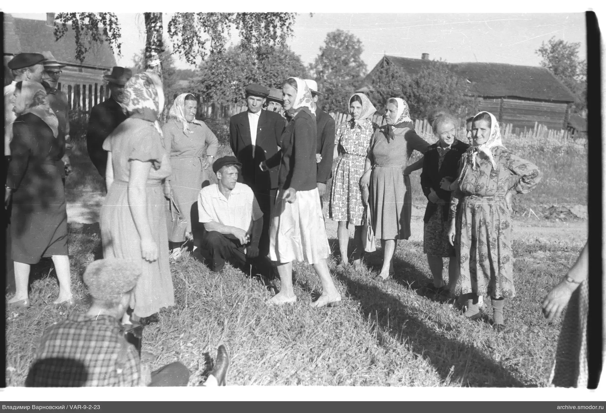 Группа людей на улице в сельской местности