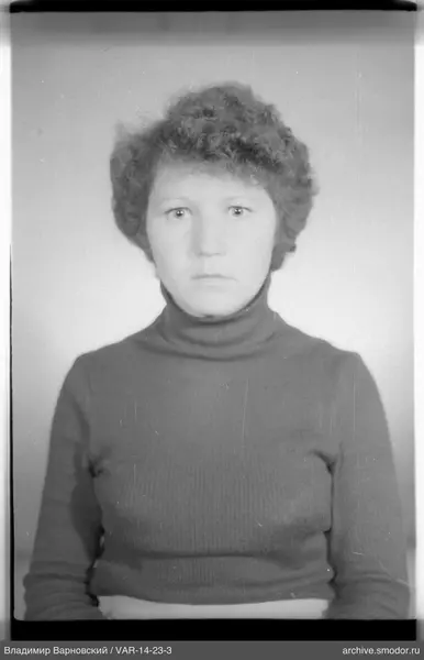 Портрет женщины в тёмном свитере