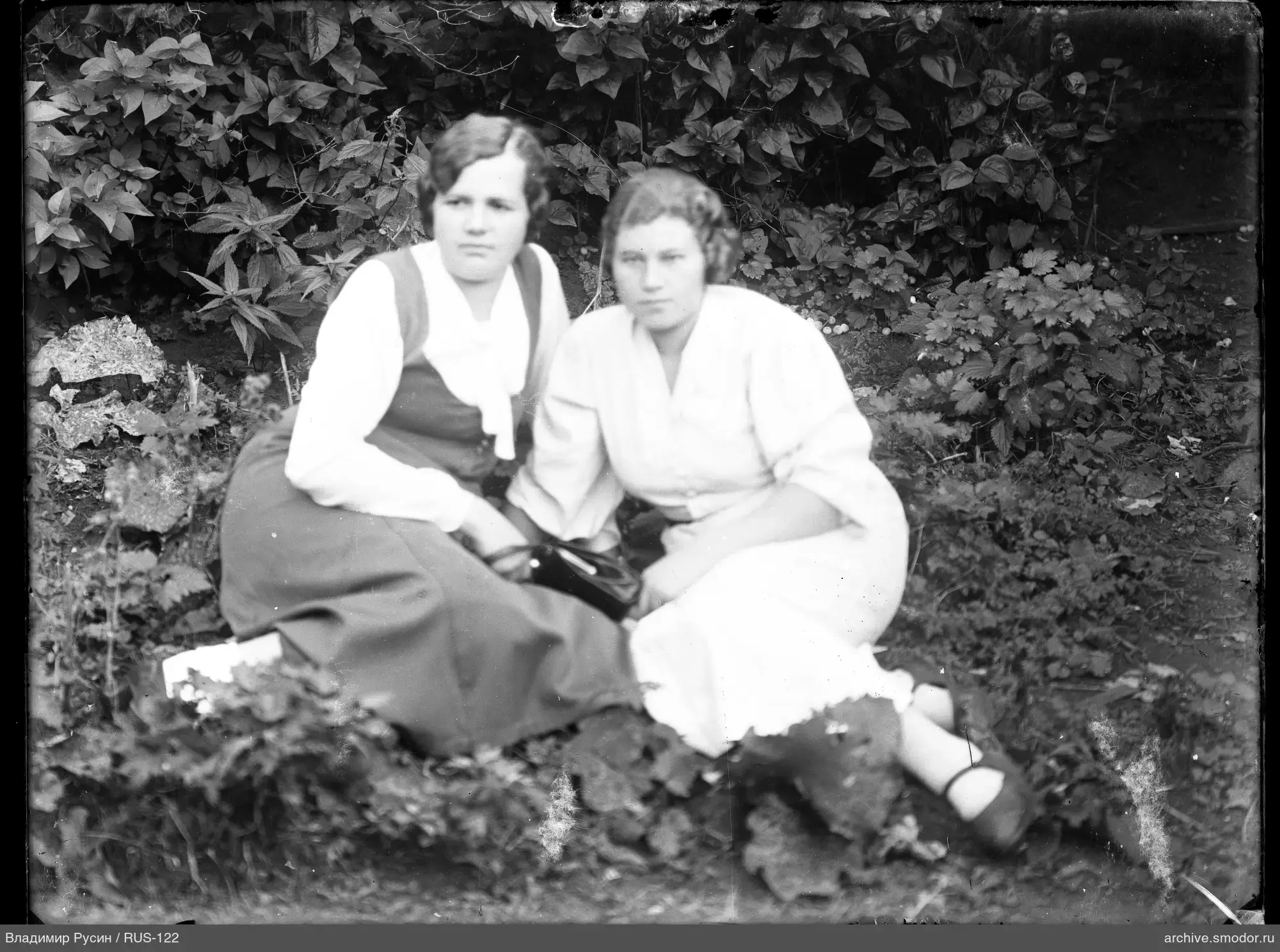 Zwei Frauen vor Laub