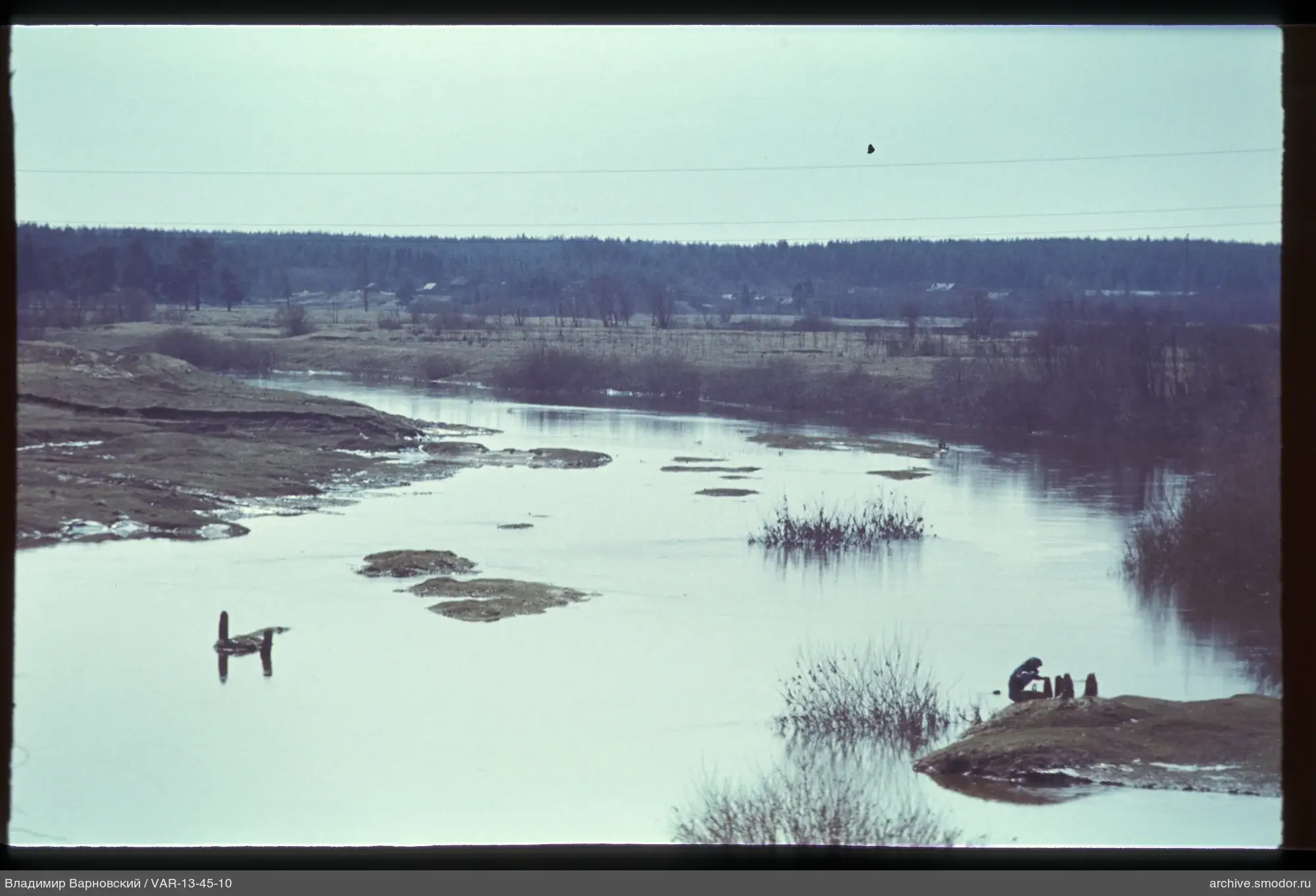 Blick auf den Fluss mit Person am Ufer