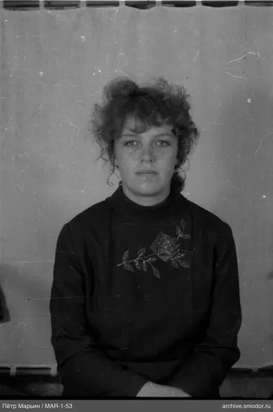 Портрет женщины с вьющимися волосами