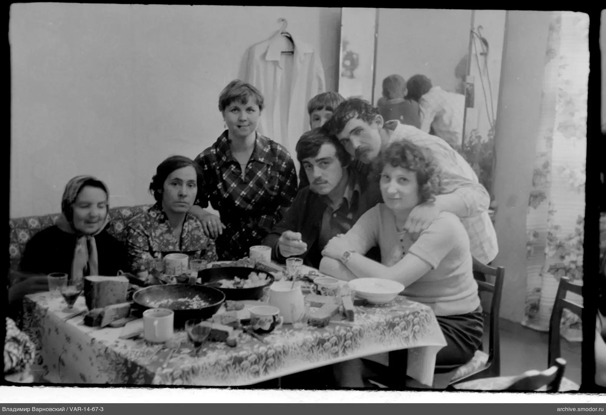 Gruppe am Tisch mit Geschirr und Essen