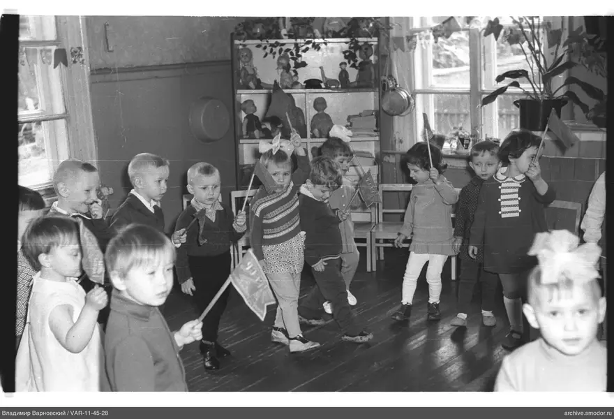 Kinder mit Fahnen im Raum mit Spielzeug