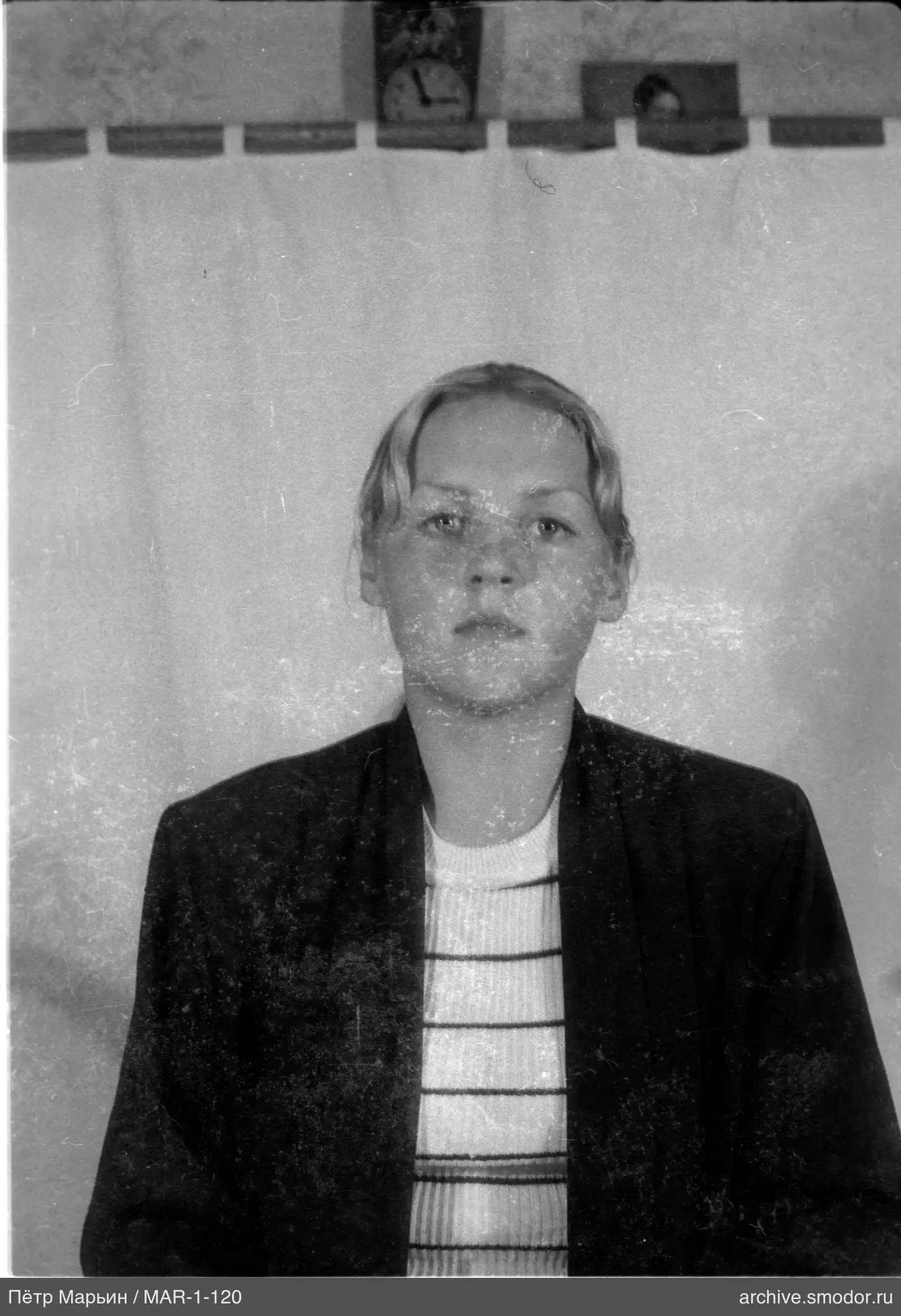 Porträt einer Frau in Jacke und Pullover