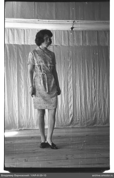 Frau in kurzem Kleid vor Hintergrund
