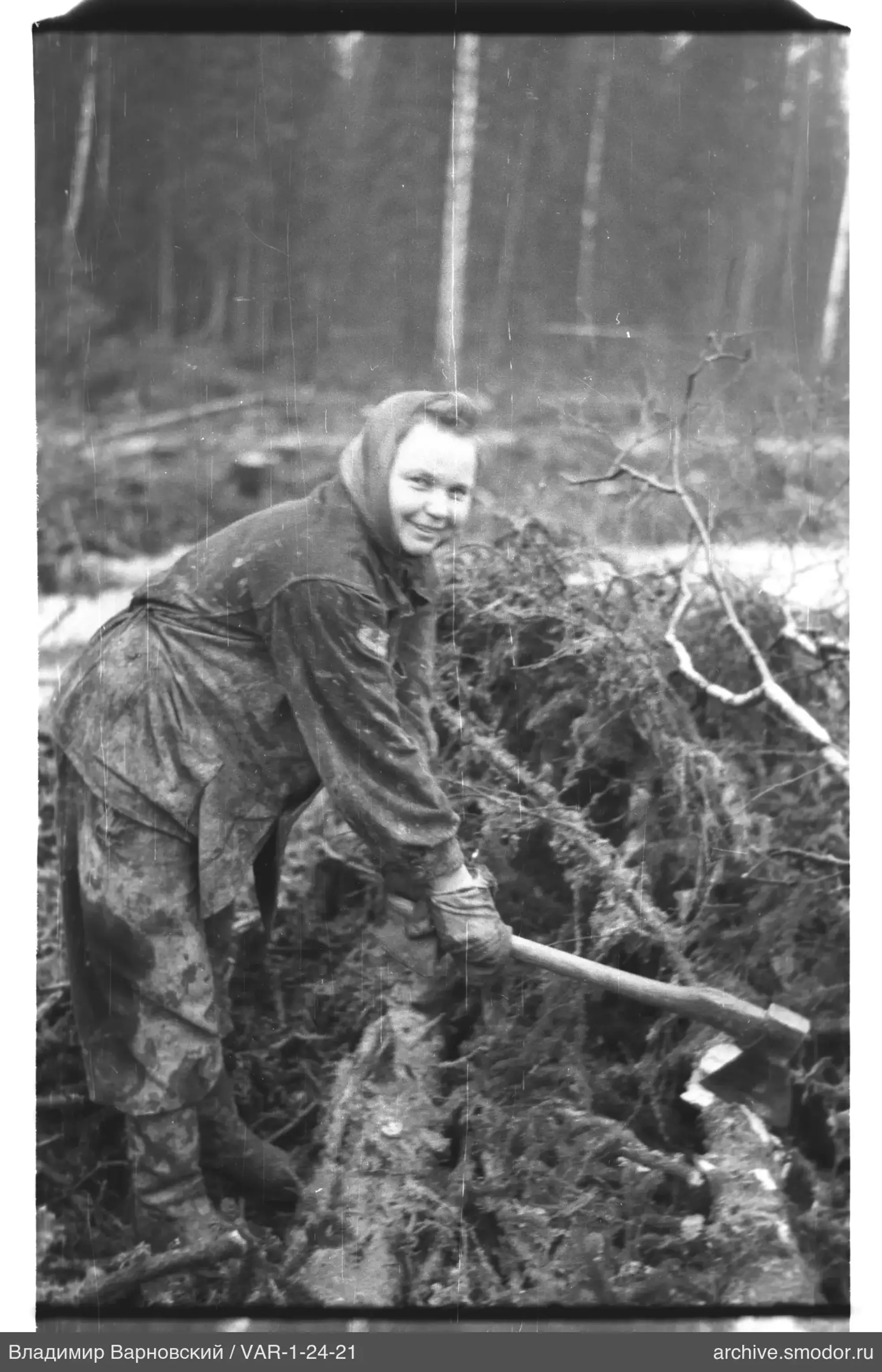 Frau mit Axt bei gefälltem Baum