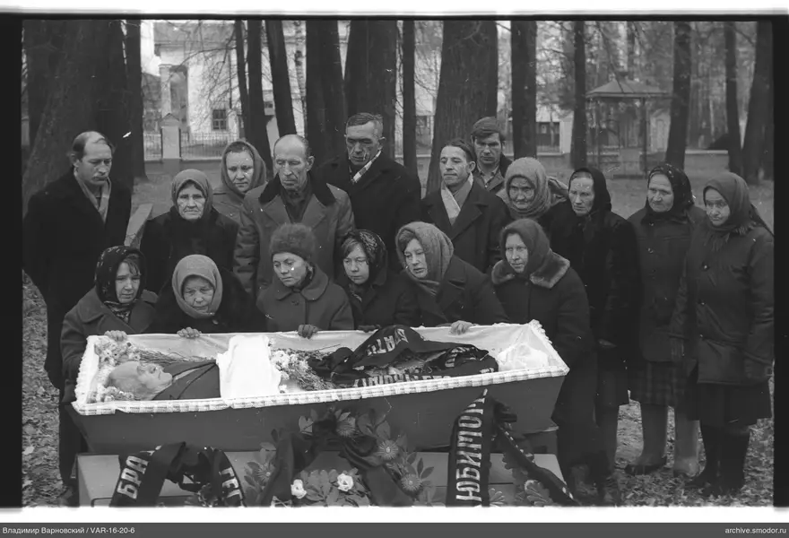Групповой портрет у открытого гроба