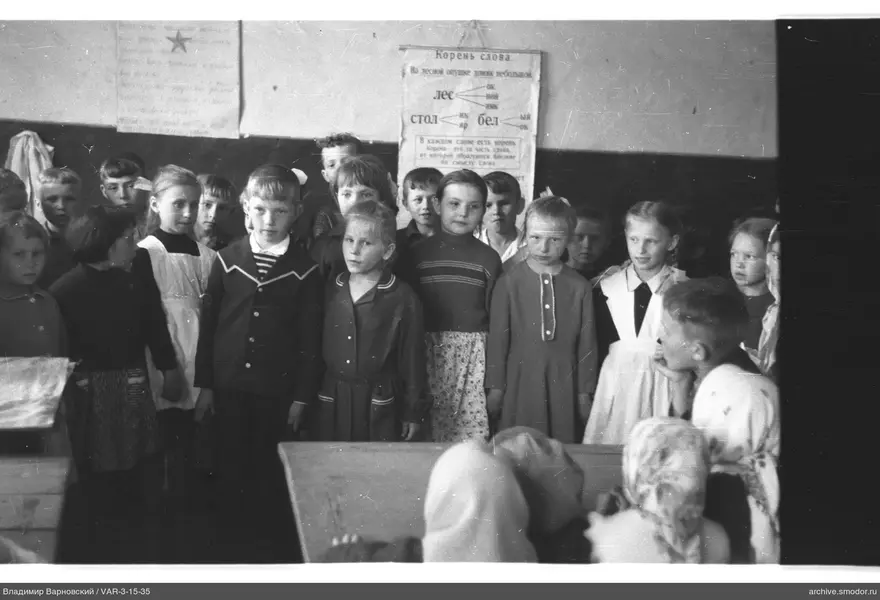 Gruppenporträt von Kindern im Klassenzimmer